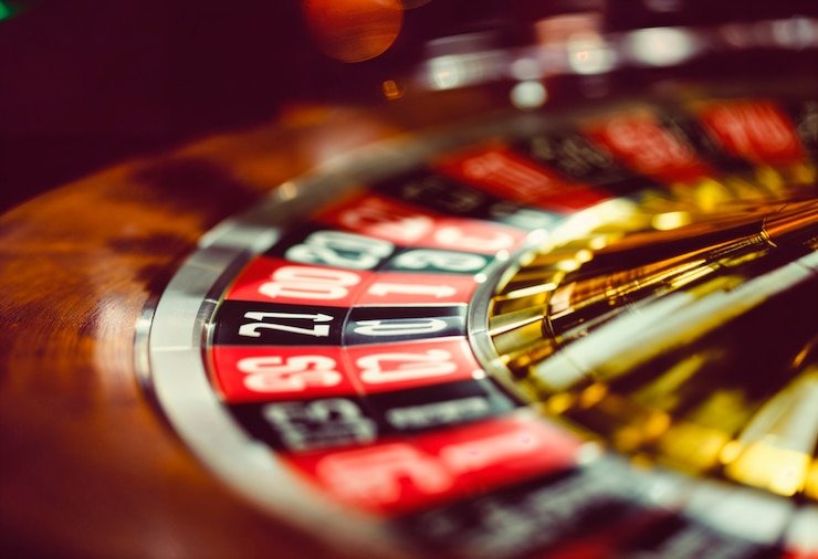 Pengguna menikmati bermain blackjack online dengan dealer langsung pada platform kasino ketuatoto